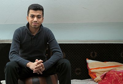 Jugendlicher Flüchtling in seinem Zimmer