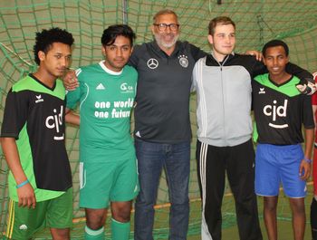 Jimmy Hartwig (Mitte) mit jungen Flüchtlingen und Schülern aus dem CJD Frechen.